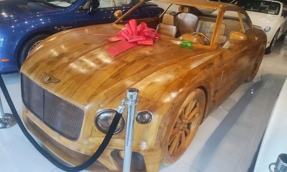 Chiếc Bentley gỗ này có giá quy đổi 2,6 tỷ đồng ngang xe thật: Tốn 3.000 giờ hoàn thiện, báo Tây so sánh giống với hàng Việt