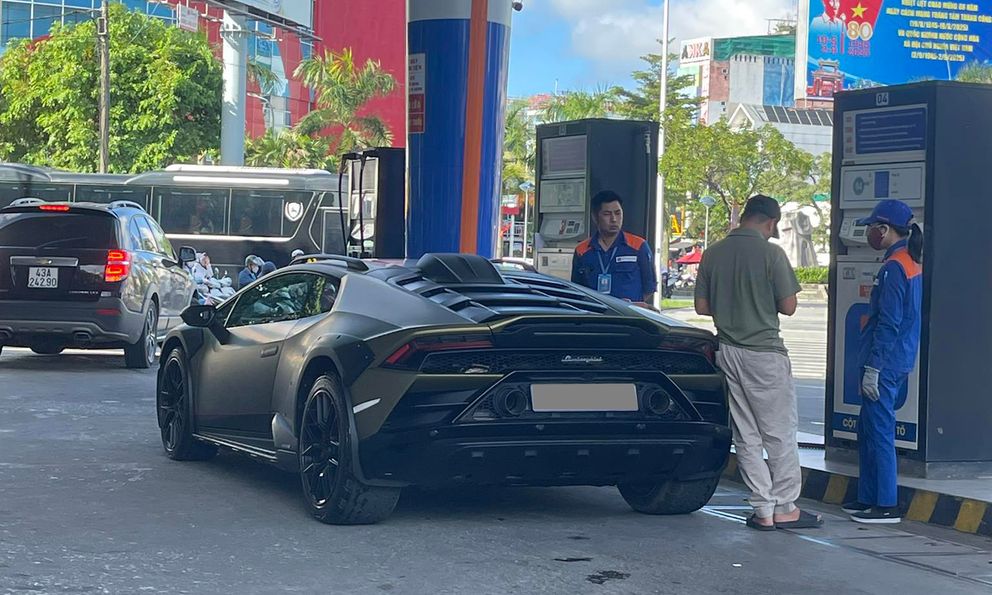 Lamborghini Huracan bản gầm cao xuất hiện tại Huế: Khoảng sáng gầm gần bằng Tucson, dễ 'băm bổ' ổ gà tại Việt Nam