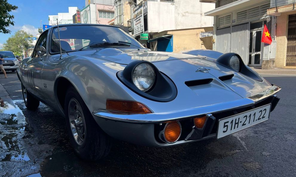 Opel GT màu bạc của ông Đặng Lê Nguyên Vũ lần đầu lộ diện: Thiết kế fastback nhưng không có cốp sau, cụm đèn trước là điểm đặc biệt