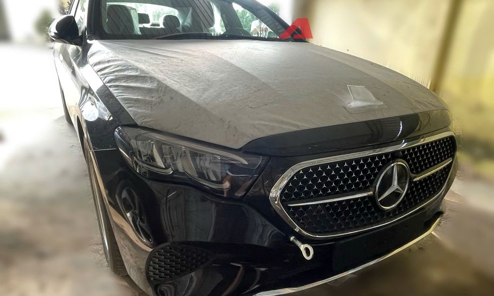 Soi nội ngoại thất Mercedes-Benz E-Class 2025 mới lộ diện tại Việt Nam: Dễ là bản ‘base’, có ADAS, mâm có thể gây tranh cãi