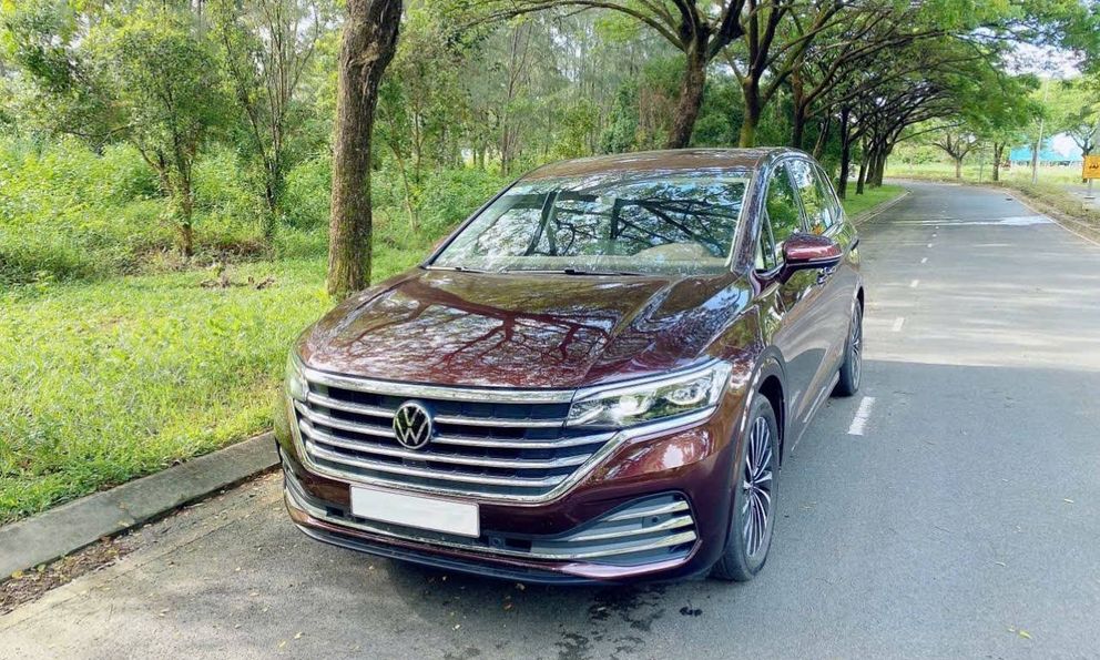 Chiếc VW Viloran này rao bán gần 2,1 tỷ đồng, khách hàng tiết kiệm 450 triệu so với mua mới lại được nội thất rộng hơn Carnival