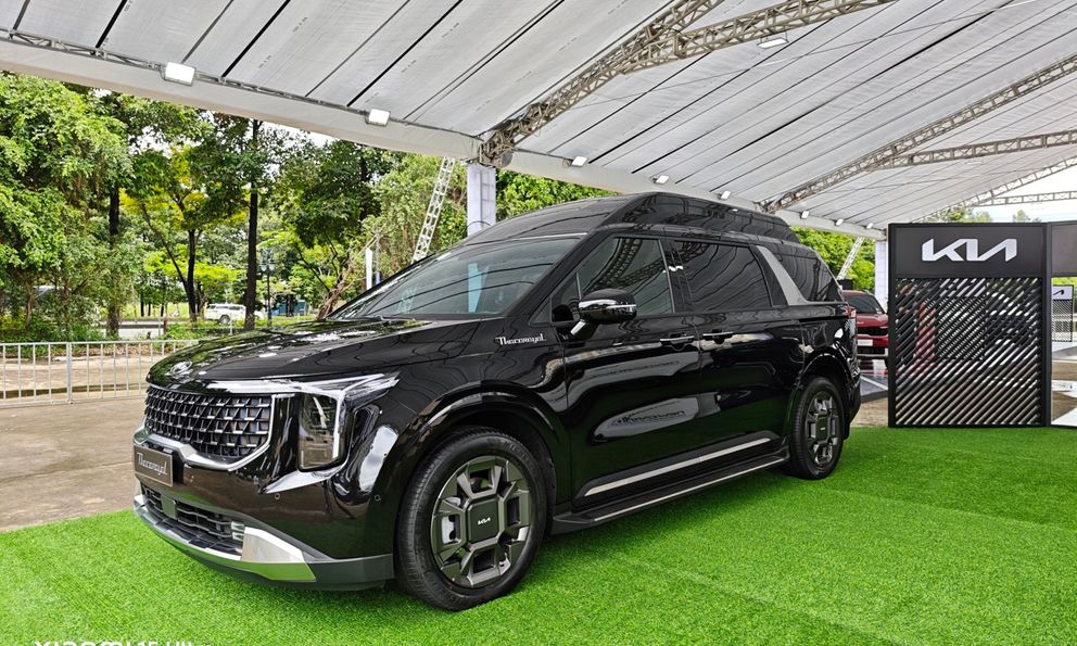 Soi chi tiết Kia Thacoroyal tại Việt Nam: Phát triển từ Carnival, khoang sau dạng thương gia, màn hình 21 inch, giá khó mà rẻ