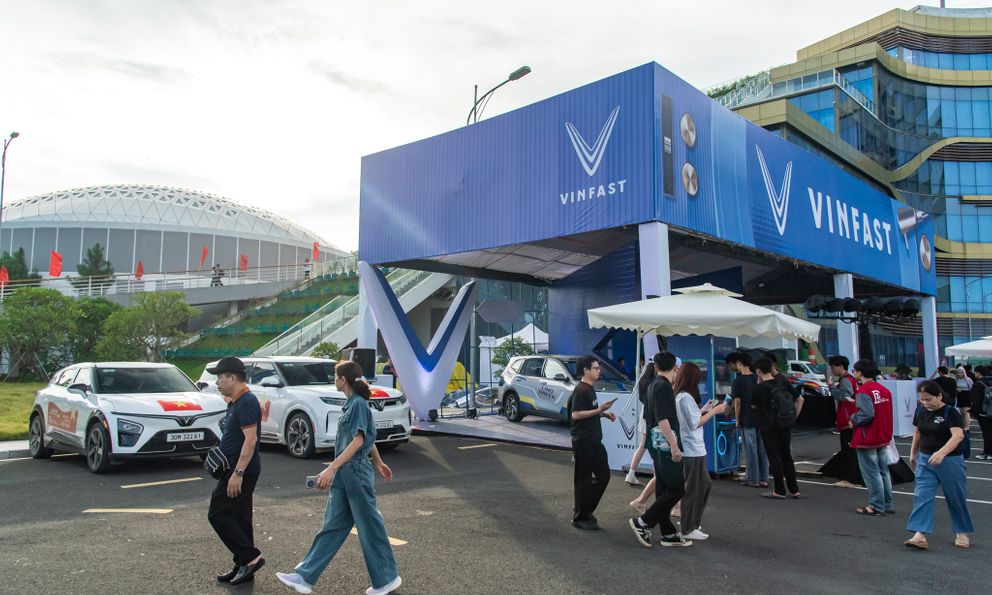 Hàng trăm khách Việt nô nức ‘test’ xe máy điện, ô tô điện VinFast ngày đầu VMF 2025: Lái thử, trúng thật mang xe về nhà