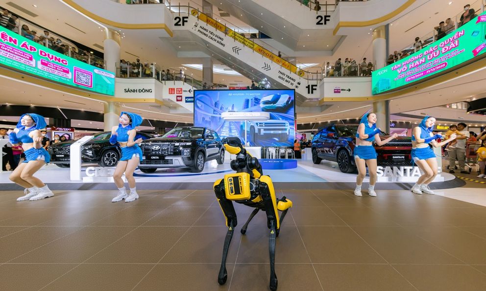 Robot Spot xuất hiện giữa dàn SUV nhà Hyundai: Tương tác với khán giả, trang bị camera 4K và đèn LED