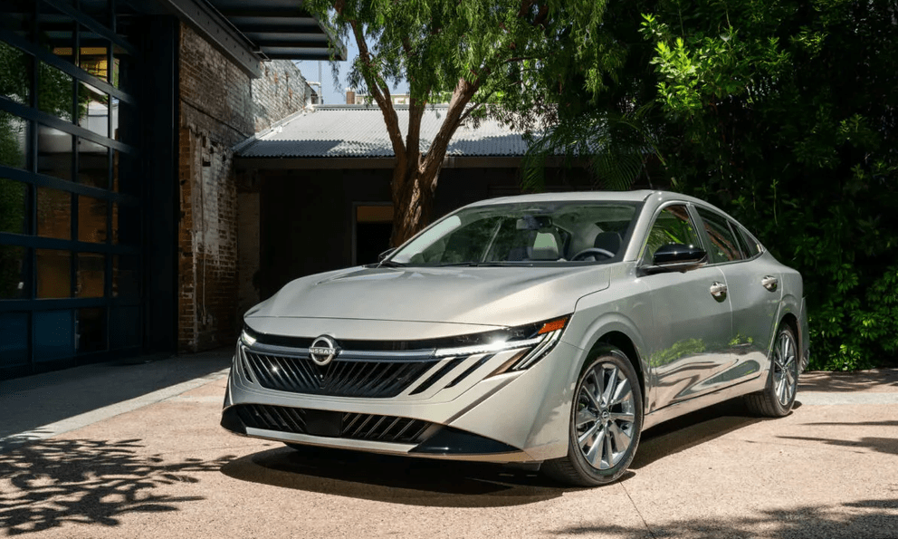 Nissan Sentra - Đàn anh Almera chốt giá khởi điểm quy đổi 590 triệu đồng, rẻ hơn hẳn Civic mà vẫn nhiều trang bị ‘ăn chơi’