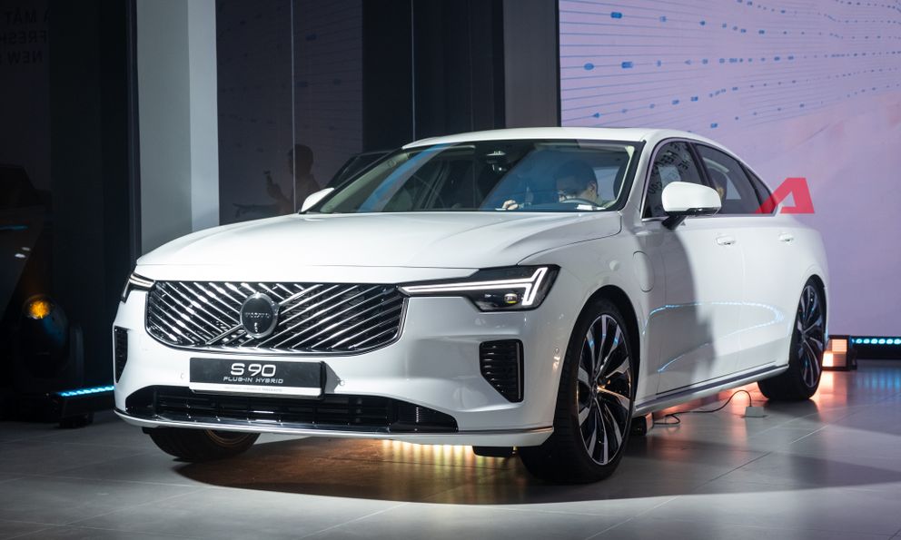 Chi tiết Volvo S90 mới vừa ra mắt Việt Nam: 2,75 tỷ đồng, rẻ hơn gần 150 triệu, thiết kế đẹp lên trông thấy, có màn hình Google