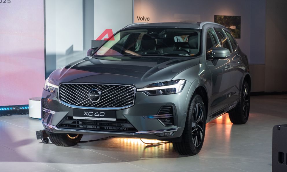 Soi kỹ Volvo XC60 2026 vừa ra mắt Việt Nam: 2 bản 2,3-2,75 tỷ đồng, có bản chạy 89km không cần sạc