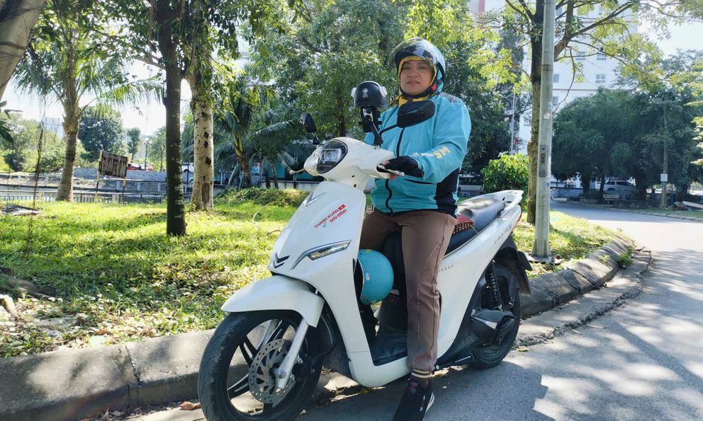Chuyển từ xe xăng sang VinFast Feliz S chạy Xanh SM Bike, nữ tài xế chia sẻ: ‘Xe điện khỏe người, nếu làm chăm chỉ có thể kiếm 30 triệu/tháng’
