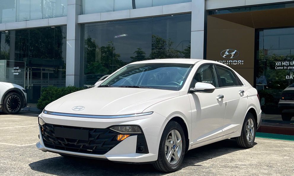 Chọn xe đô thị: Xe điện cỡ nhỏ hay sedan truyền thống