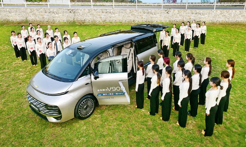 Chứa được 42 người vào xe cùng một lúc: Mẫu MPV Trung Quốc xác lập kỷ lục thế giới, toàn bộ hành khách đều cao khoảng 170cm