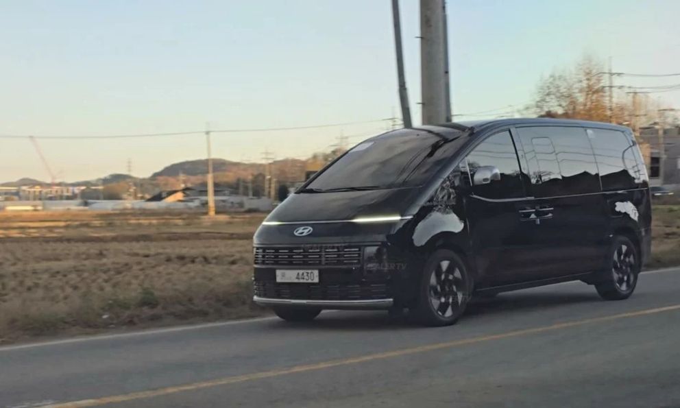 Hyundai Staria 2026 lộ diện trên đường thử: Ngang cỡ Kia Carnival, cần số núm xoay giống Santa Fe