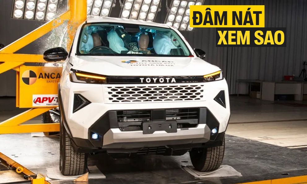 Clip này cho thấy Toyota Hilux 2026 sắp bán tại Việt Nam an toàn thế nào khi bị đâm bẹp đầu và hông với cả người lớn và trẻ em ngồi trong