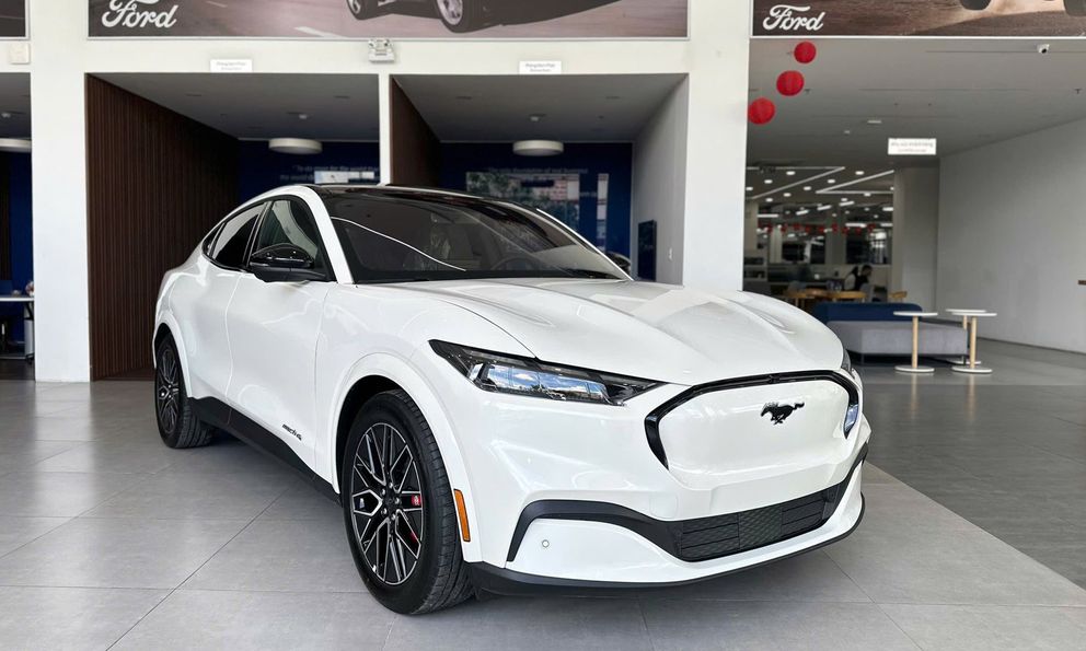 Ford Mustang Mach-E 2026 tại Việt Nam có thể ảnh hưởng từ thay đổi này: Hãng bớt chi tiết để giảm giá, người dùng vẫn mua được nếu trả thêm