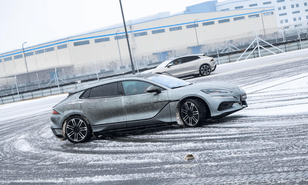 Tôi sang Trung Quốc trải nghiệm đường đua khổng lồ phủ trong tuyết dày của BYD: Leo dốc cát, bơi trong nước, nghiêng 30 độ đều trong ‘1 nốt nhạc’