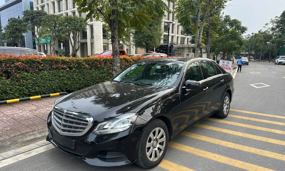 Mercedes-Benz E 200 hàng độc bán lại giá 565 triệu đồng: Nhiều trang bị khác xe chính hãng, hộp số có thể khiến nhiều người đắn đo