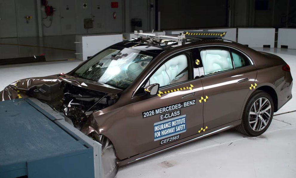 Bài test này cho thấy không phải ‘Mẹc’ đời mới nhất là an toàn hàng top: E-Class 2026 ‘trượt’ điểm tối đa vì không bảo vệ tốt người ngồi