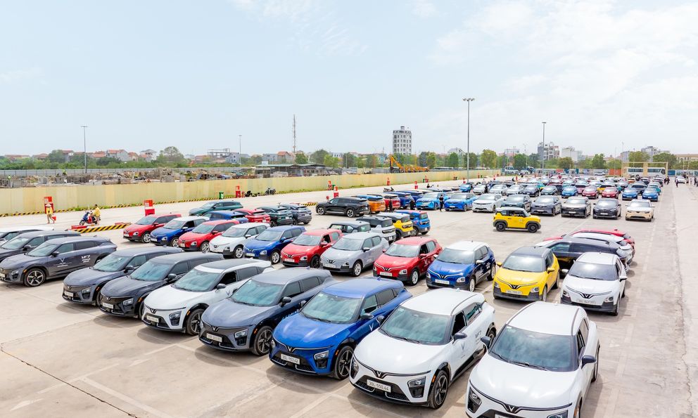 VinFast 'tất tay' năm 2026: 0 đồng cũng mua được xe, tặng 10% giá bán, miễn phí sạc xuyên qua năm 2027