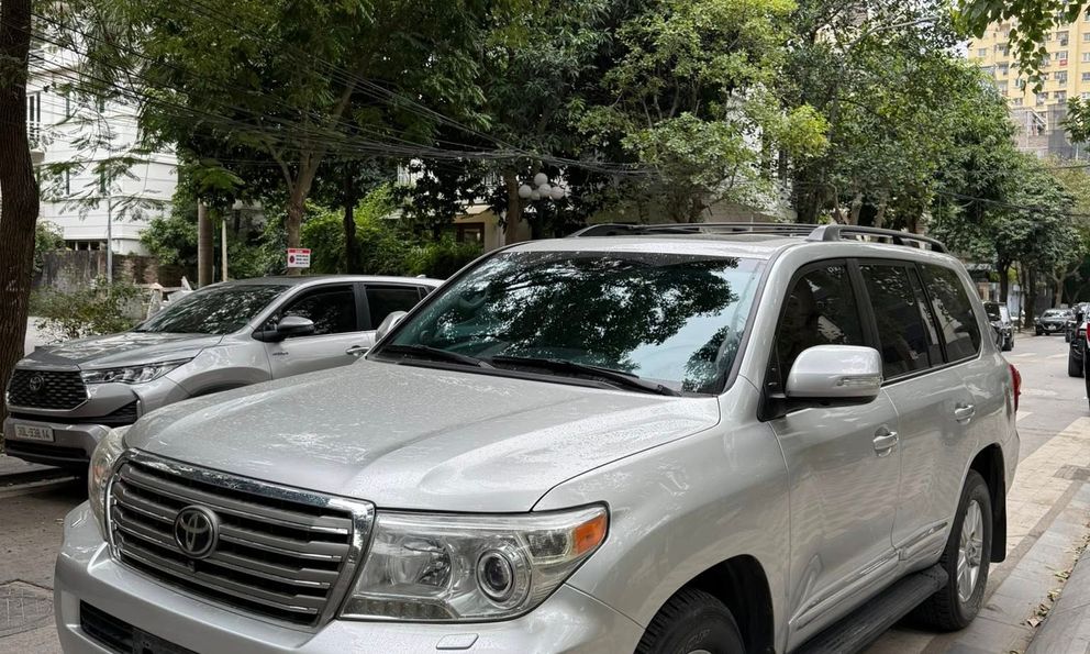 Không hổ danh ‘thánh giữ giá’, chiếc Toyota Land Cruiser 11 năm tuổi này bán lại đắt ngang E-Class ‘đập hộp’ 