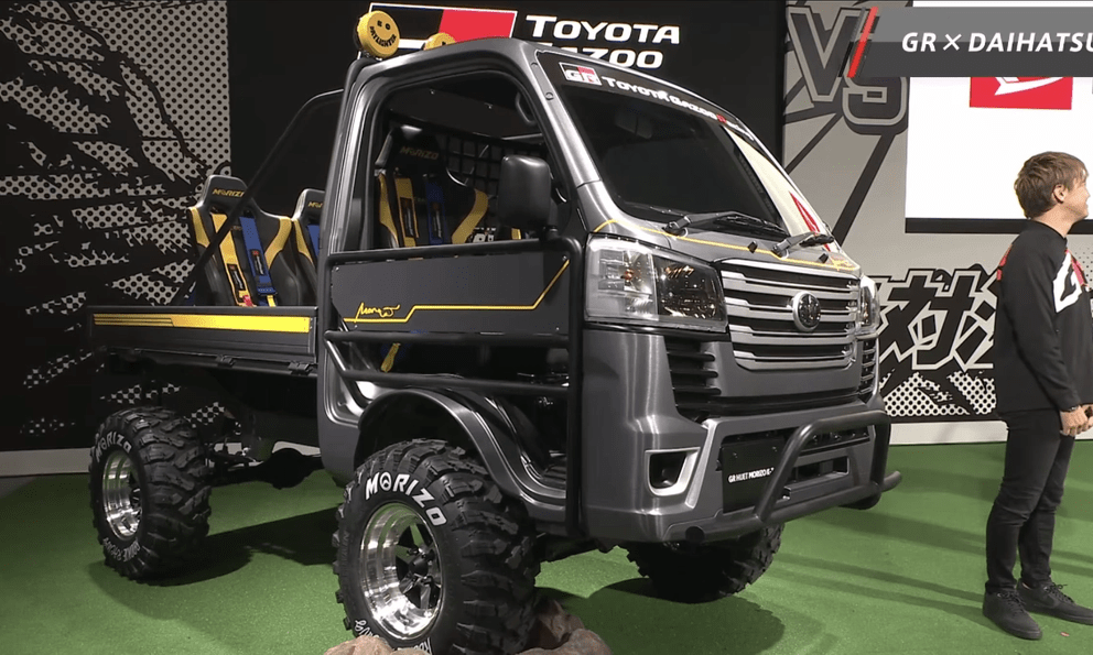 Toyota hé lộ mẫu xe bán tải thể thao mới: Kiểu dáng như Su 'cóc' nhưng gắn thêm ghế trên thùng hàng, không kính chắn gió