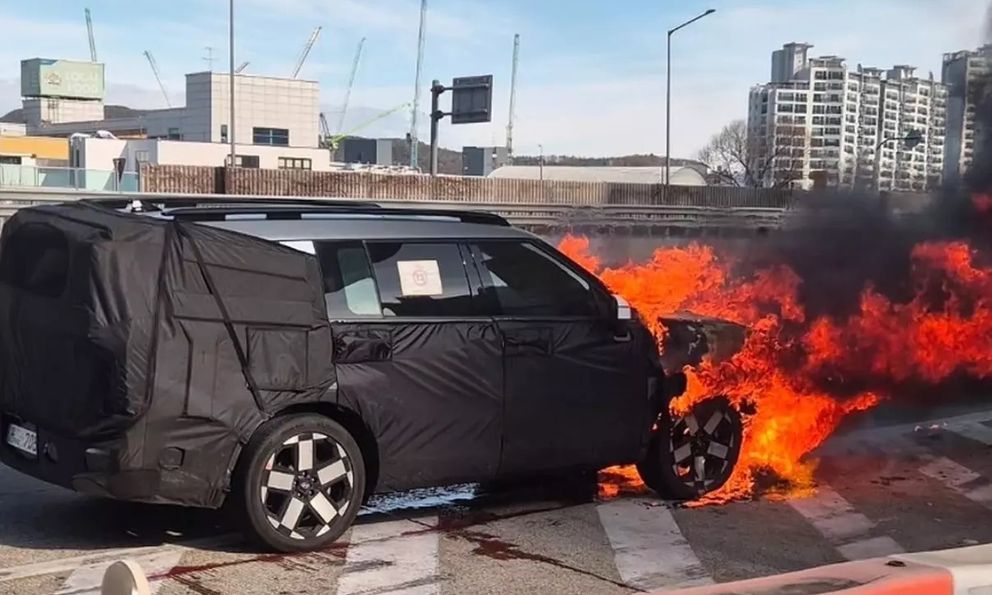 Hyundai Santa Fe facelift bốc cháy khi đang chạy thử tại Hàn Quốc: Dân tình đồn đoán do tuỳ chọn động cơ mới, vốn khó về Việt Nam