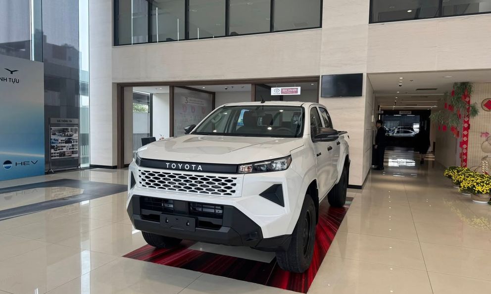 Ảnh thực tế Toyota Hilux 2026 bản rẻ nhất vừa ra mắt Việt Nam: Mâm sắt, vô-lăng nhựa, số sàn nhưng trang bị giải trí, động cơ vẫn ‘ngon’