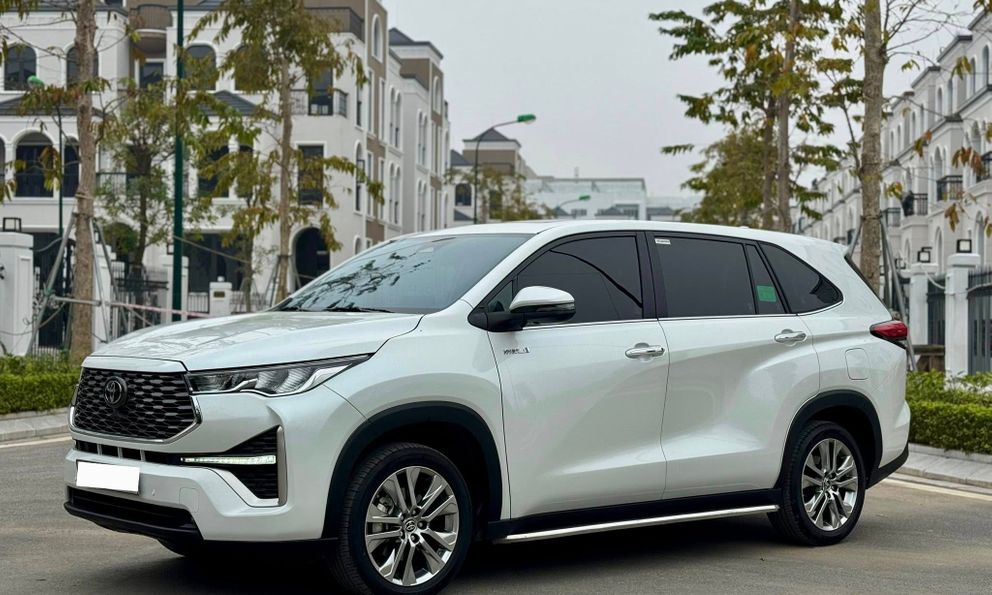 Toyota Innova Cross hybrid giảm giá còn 960 triệu đồng sau khi áp thuế mới: Giữ nguyên trang bị, rẻ hơn Custin bản 'full'