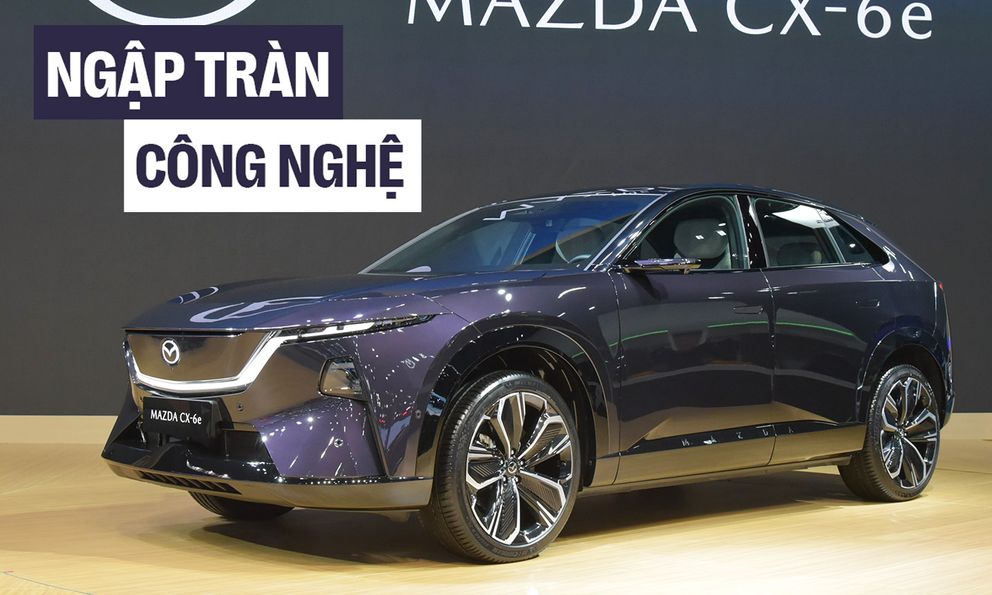 Xem Mazda CX-6e ngoài đời thực: Bề thế hơn CX-5, thiết kế bóng bẩy với 3 màn hình siêu lớn, chạy tới 600km/sạc