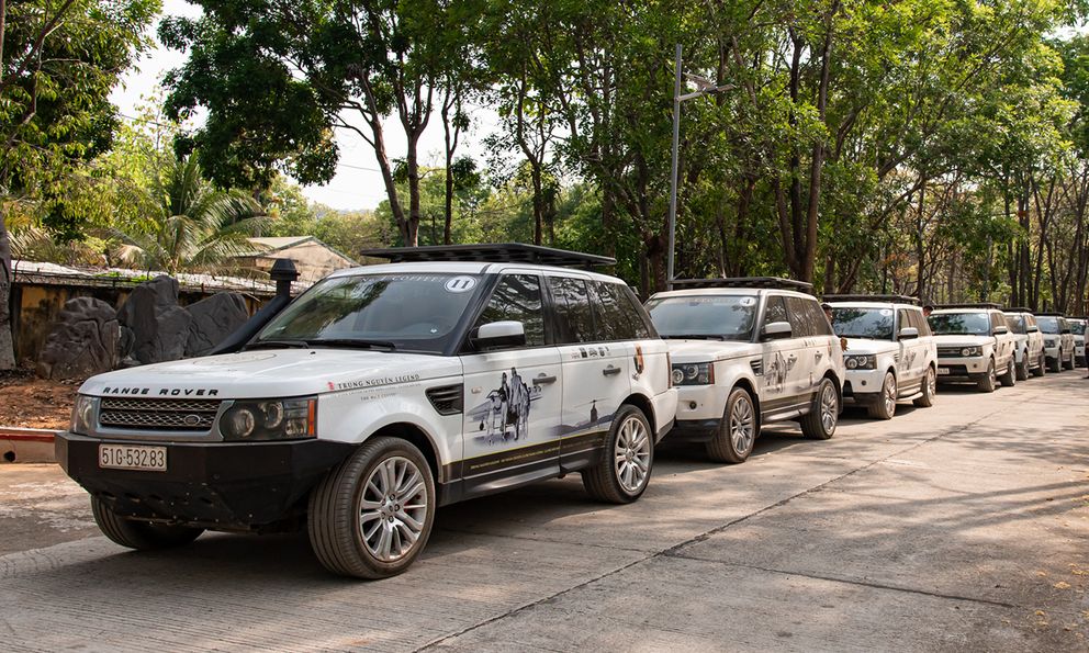 Dàn Range Rover của ông Đặng Lê Nguyên Vũ vượt cả trăm km ‘bụi đỏ’ khắc nghiệt ở Tây Nguyên tới điểm cực Ngã ba Đông Dương