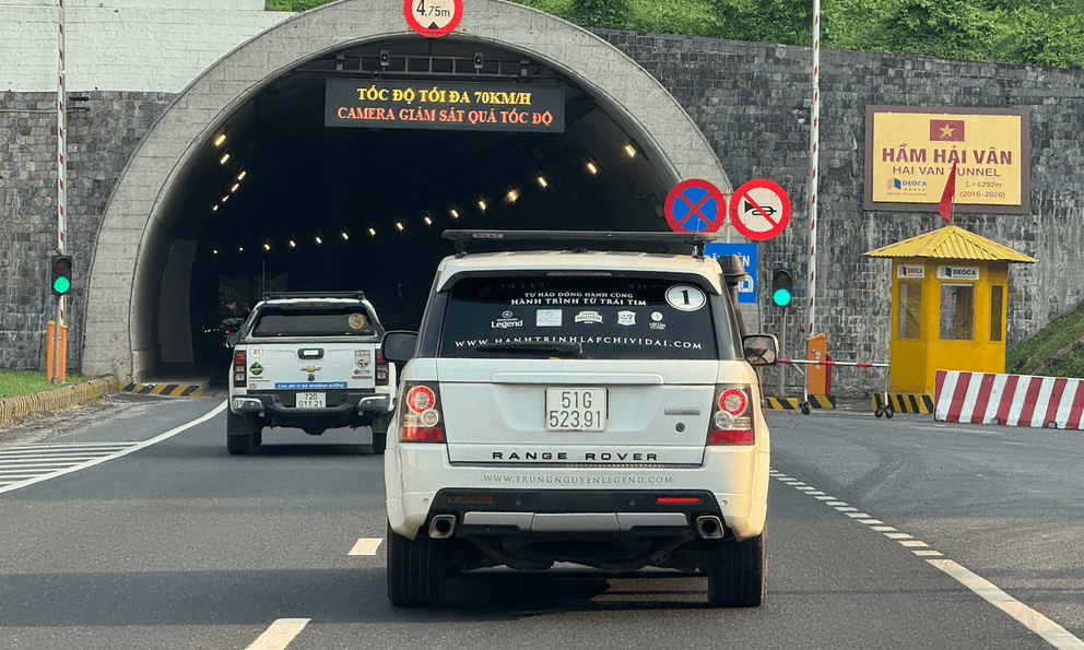 Đoàn Range Rover vượt hơn 800km trong ngày, tới Hà Nội nhập đoàn cùng những chiếc Rolls-Royce, Ferrari của ông Đặng Lê Nguyên Vũ