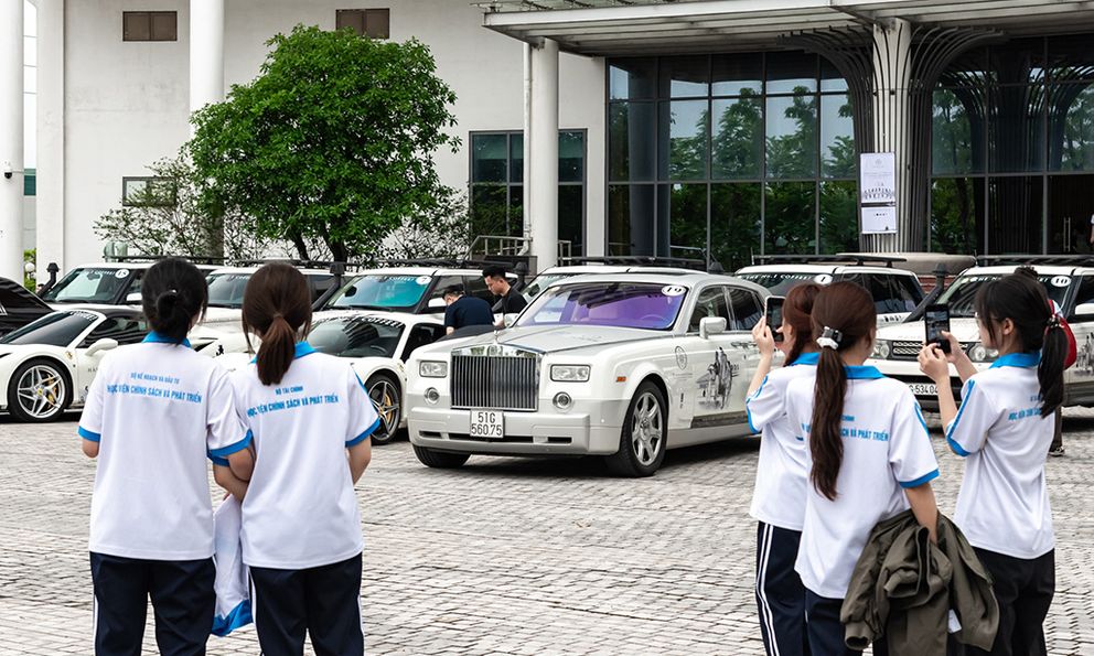 Sinh viên tại Hà Nội trầm trồ trước dàn Ferrari, Rolls-Royce và Range Rover của ông Đặng Lê Nguyên Vũ 