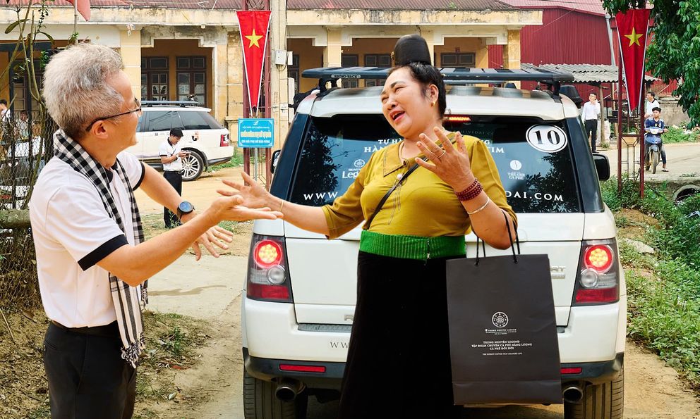 Người dân tộc Thái múa cạnh dàn xe Range Rover của ông Đặng Lê Nguyên Vũ