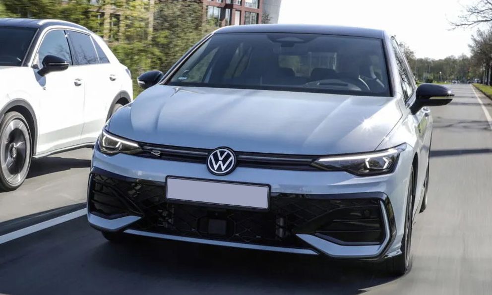 Volkswagen Golf bản hybrid mới này mà về Việt Nam thì dễ có nhiều người thích: Dưới 60km/h chạy như xe điện, không cần sạc, có gói thể thao cạnh tranh Civic RS