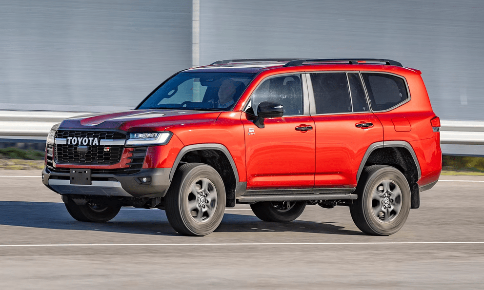 Toyota Land Cruiser hybrid mở bán gần Việt Nam: Dùng máy V6 tăng áp kép, giá quy đổi gần 3 tỷ đồng