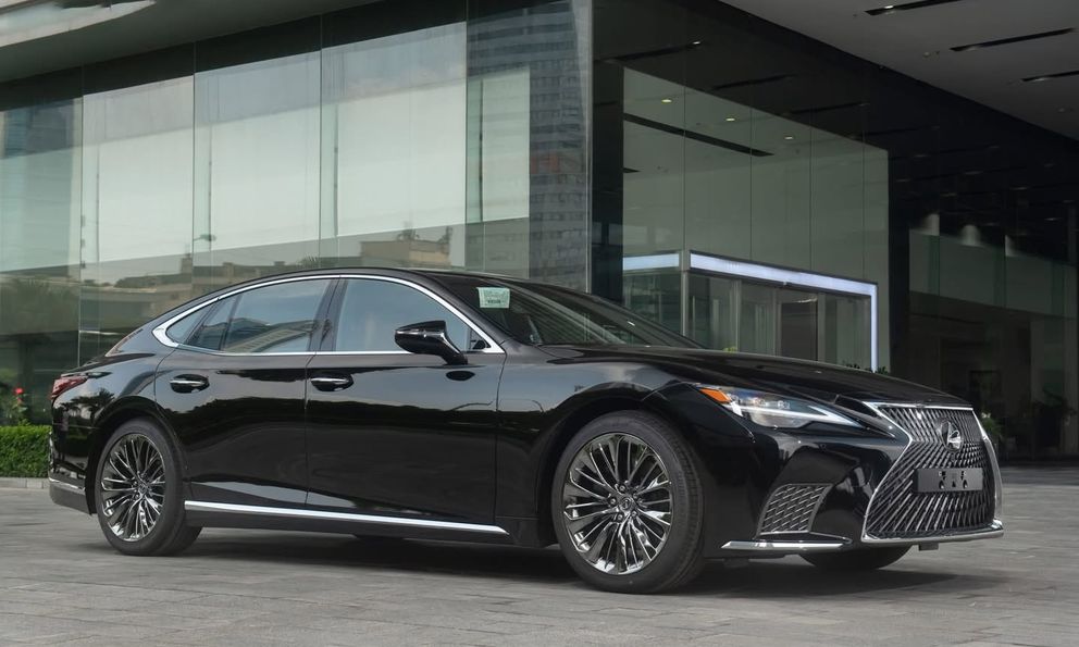 Lexus giảm giá thêm một số xe hybrid tại Việt Nam: Giảm nhiều nhất 360 triệu đồng, LS 500h giờ rẻ hơn Maybach S 450