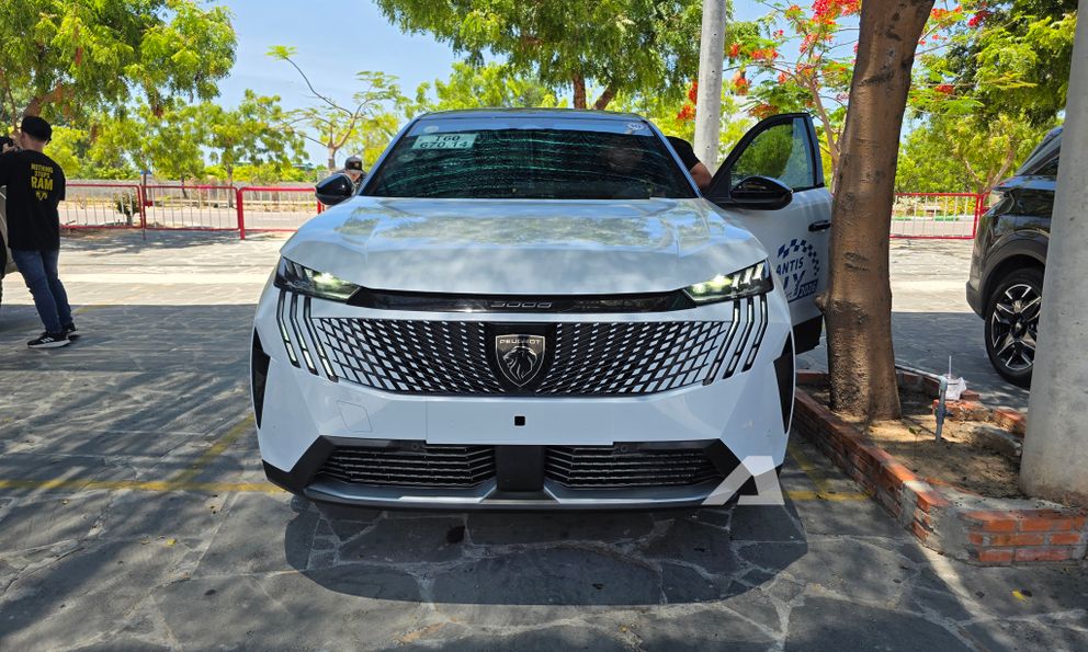 Ảnh thực tế Peugeot 3008 đời mới tại Việt Nam: Dáng coupe sành điệu, màn cong siêu dài, chờ giá để cạnh tranh CX-5, Tucson