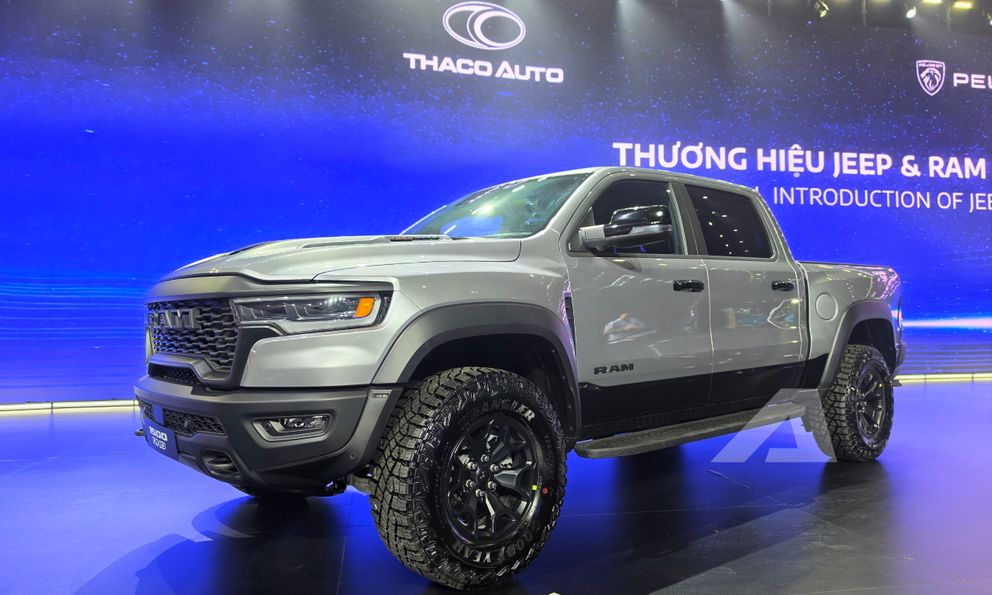Jeep Wrangler, Ram 1500 'tái xuất' Việt Nam: SUV địa hình biểu tượng từ 2,999 tỷ đồng, bán tải 540 mã lực mạnh nhất phân khúc đắt ngang Porsche Cayenne