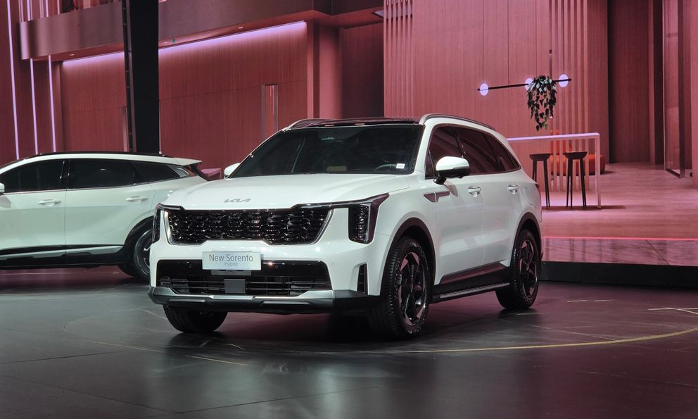 Kia Sorento thêm bản mới tại VIệt Nam: Mâm nhỏ hơn, gương điện tử, động cơ hybrid cạnh tranh Santa Fe