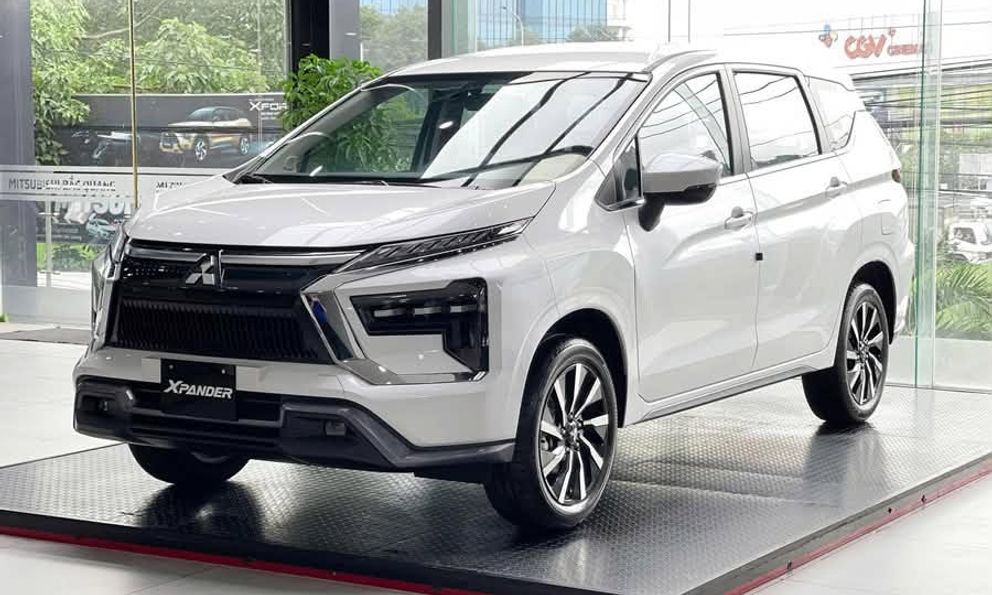 Toyota Veloz Cross trả 'ngôi vương' xe bán chạy nhất tháng cho Mitsubishi Xpander: Cách biệt hơn 400 xe, cộng dồn cả năm lên tới hơn 2.200 xe