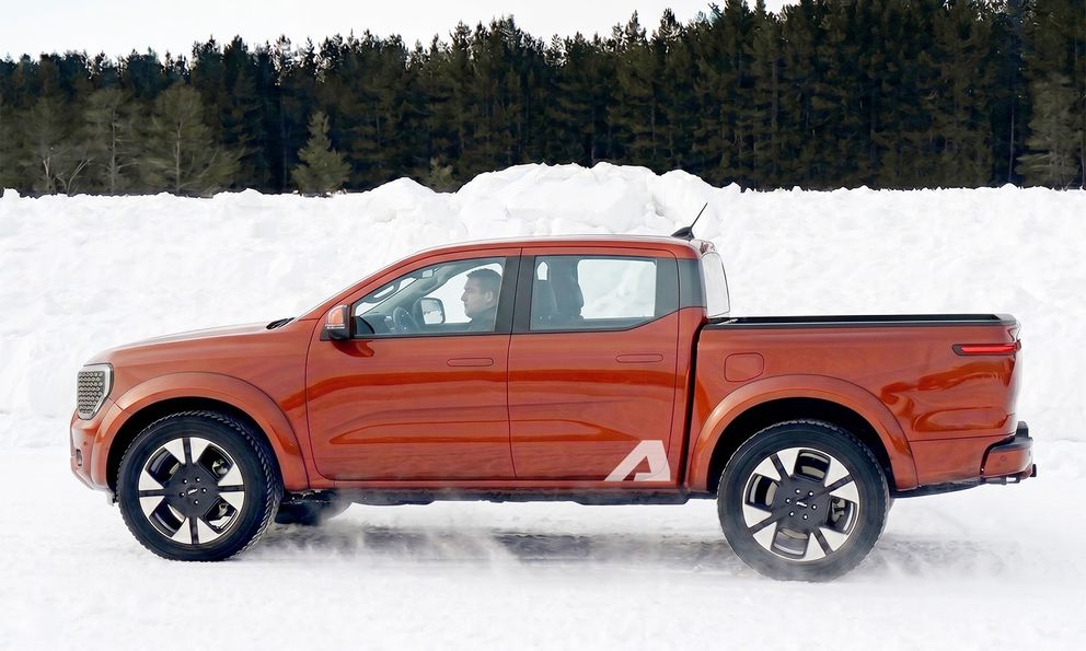 Bán tải Ford mới lần đầu có video chính thức: Nhỏ hơn Ranger, đầu ngắn, kính dốc, đang ‘vắt kiệt sức’ chuẩn bị cho năm sau ra mắt