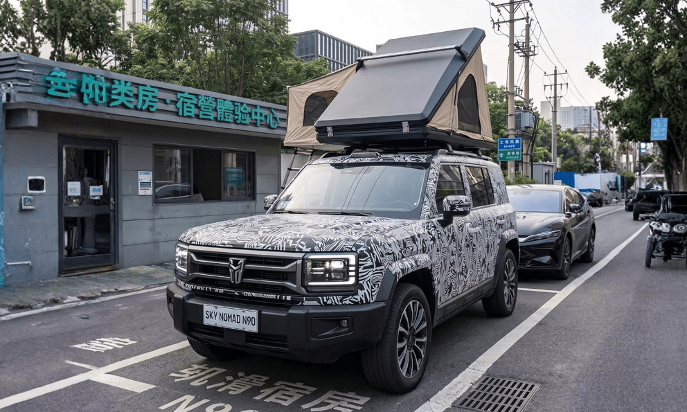 SUV cỡ lớn của Xiaomi lăn bánh trên phố: Dùng động cơ EREV, lắp sẵn lều nóc, đối thủ mới của Mazda CX-90 lẫn Lynk & Co 900