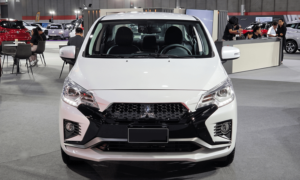 Ảnh thực tế Mitsubishi Attrage giá quy đổi từ 445 triệu đồng, bán gần sát Việt Nam: mặt trước hầm hố, có ADAS cạnh tranh Accent