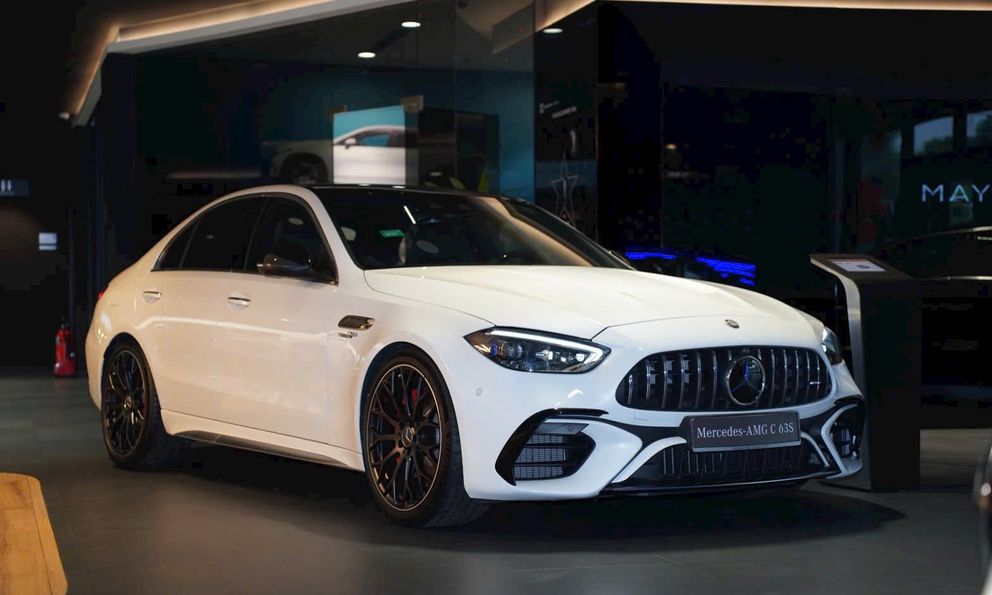 Hàng hiếm Mercedes-AMG C 63 mới 100% giảm cả tỷ đồng: Chỉ có 5 chiếc tại VN, khó 'đụng hàng' với C-Class trên đường, máy 2.0L mạnh gần 700 mã
