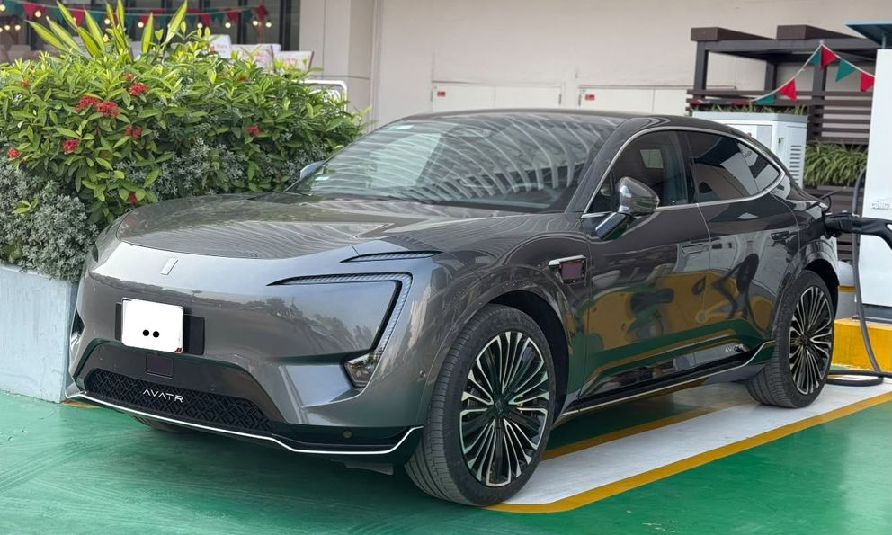 SUV điện Avatr 11 đầu tiên xuất hiện ở Hà Nội: Dài hơn Palisade, sạc 10 phút đi được 200 km, nội thất 'ngập' màn hình