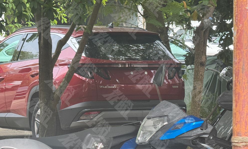 Hyundai Tucson hybrid lần đầu lộ diện tại Việt Nam: Thiết kế giống bản xăng tầm trung, thêm chi tiết nhận diện nhỏ phía sau, giá dự kiến tiệm cận Santa Fe