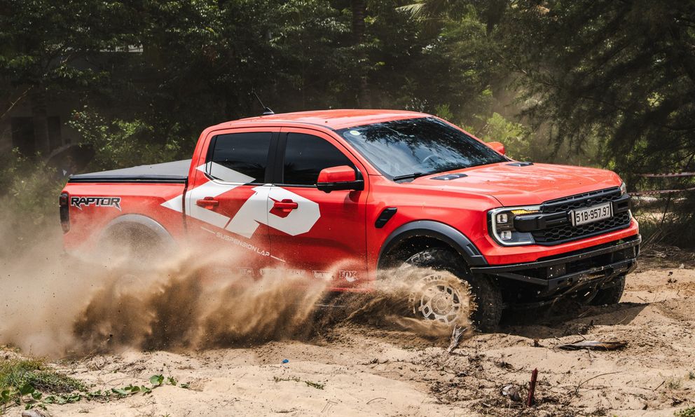 350 chiếc bán tải từ 3 miền đổ về Huế: Nhiều thử thách off-road, bài học cứu hộ chuẩn trên bãi biển Lăng Cô