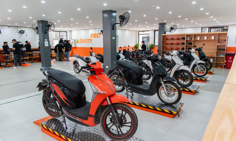 Xem xưởng dịch vụ 1.000m2 của Dat Bike ở Hà Nội: Xử lý cùng lúc 70 xe, có phụ tùng cho cả xe đã ngừng bán