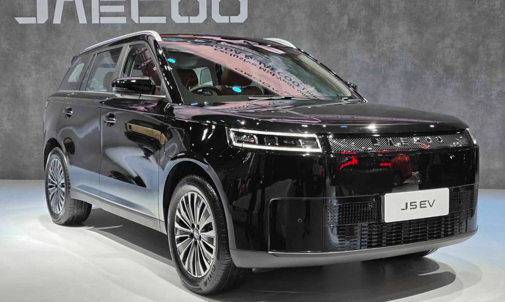 Jaecoo J5 EV vừa ra mắt Việt Nam thêm bản mới 'sang xịn mịn' hơn: Chưa đến 500 triệu, nội thất hai màu, pin to hơn, đi gần 500km/sạc