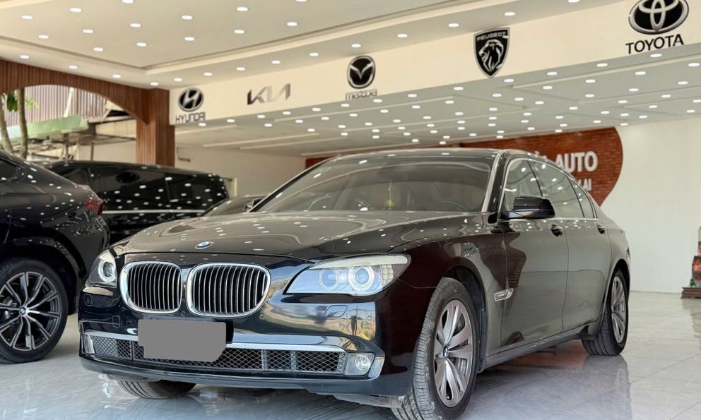 Bỏ hơn 500 triệu đồng mua BMW 7-Series thì đây là chiếc xe bạn nhận được: 15 năm tuổi nhưng có ghế massage, màn hình gối đầu
