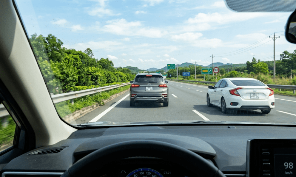 Phạt lỗi không giữ khoảng cách trên cao tốc: Do luật làm khó hay văn hóa lái xe kém?