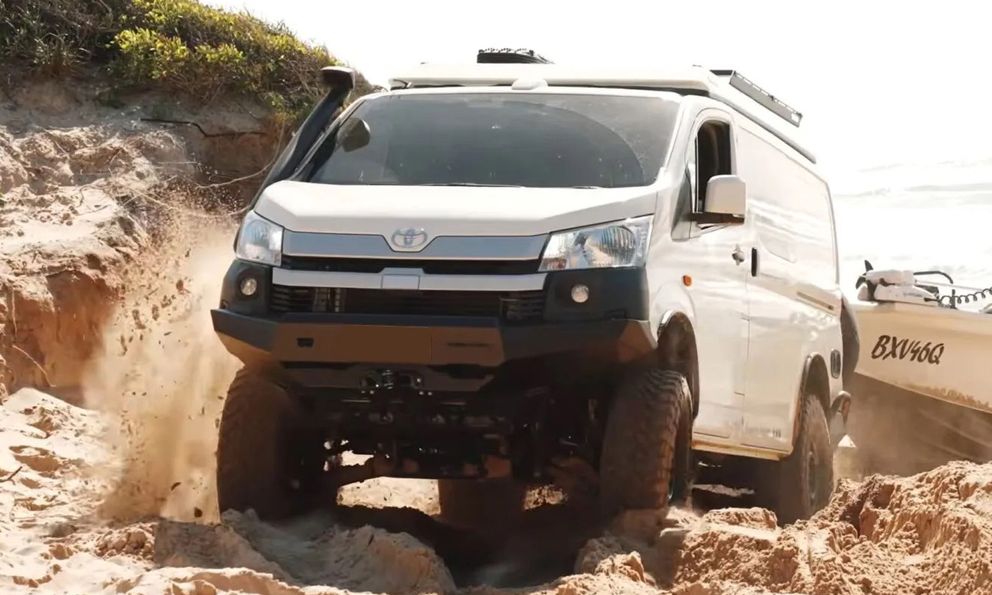 Chiếc Toyota Hiace này có khả năng off-road cực đỉnh nhờ dùng hệ dẫn động 4x4 của Land Cruiser, lốp béo, giảm xóc ‘hạng nặng’